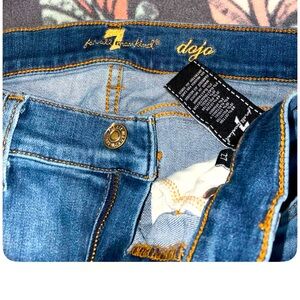 DOJO BLUE JEANS WORN ONCE
7FAMK SIZE 27/32. DONT LIKE THE COLOR NON-REFUNDABLE